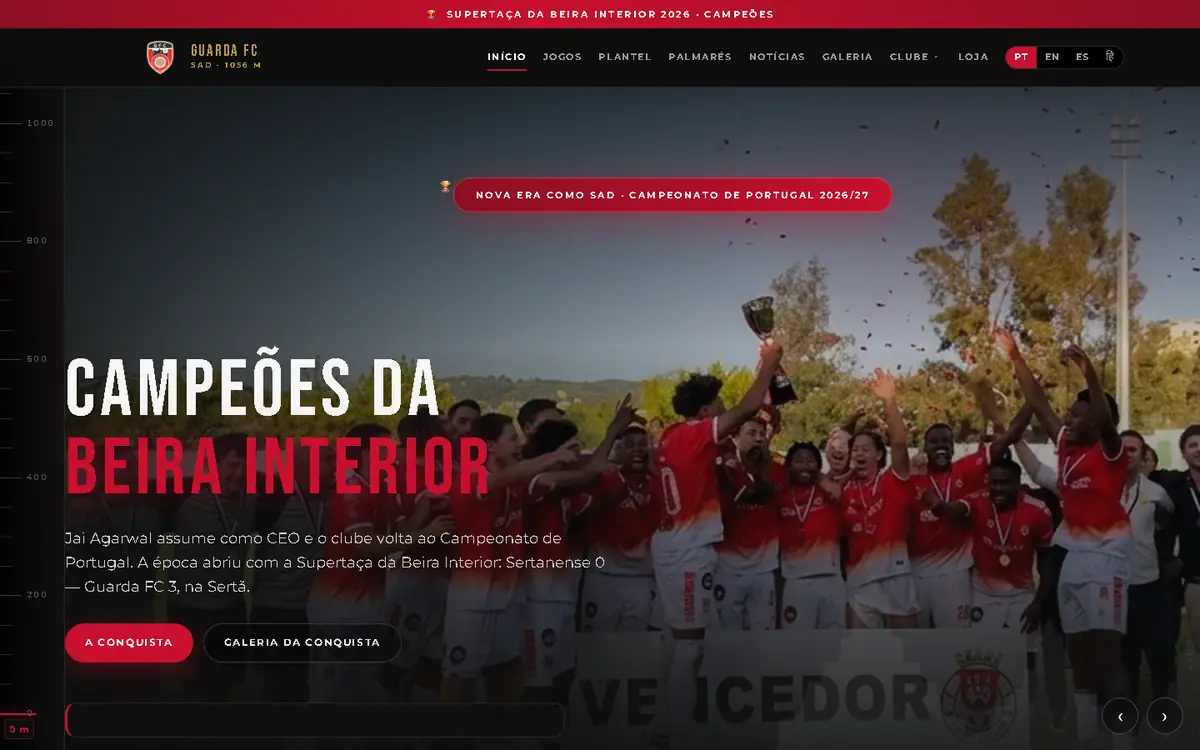 Página inicial do site do Guarda Futebol Clube, com a equipa a levantar a Supertaça da Beira Interior